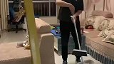 男子操纵着吊车，将家里的沙发挪位