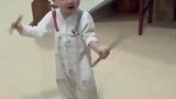 萌娃随手展示熟练的英歌舞，妈妈都惊讶是怎么学会的
