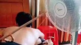 男子吹风扇，操作太秀了