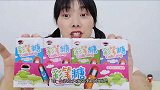美食开箱：小姐姐吃“彩笔糖”，裹成团喷果酱，蘸上糖粒吃得香