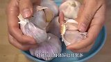 才知道，大蒜根本不要手剥皮，只需一个瓶盖就轻松搞定，太省事了
