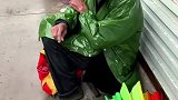 88岁的老爷爷冒着大雨来卖菜，看着就让人心疼