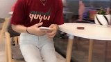 酒红色T恤配白色直筒裤，清新简约，姑娘美若桃花