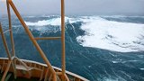 在海浪翻滚的海面上航行，你怕不怕奇闻趣事