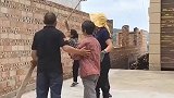 只因对方修建围墙多占了一点地方，大妈就喊人对围墙进行摧毁！