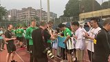 收获满满！训练结束门兴球员送签名 面见偶像球迷心里美滋滋