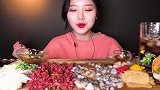 漂亮小姐姐吃生章鱼和鸡蛋生牛肉，感觉太生了吧