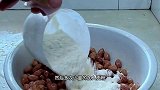 把面粉倒花生米里，出锅就是一道特色美食，香甜酥脆超级好吃