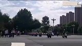 交警带头和摩友炸街，为7岁癌症女孩圆机车梦