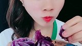 吃冰小姐姐，吃自制的花朵脆脆冰，这样的吃法太独特了