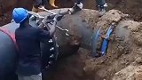 外国小哥对着扳手一顿砸，难道他没有学过杠杆原理吗
