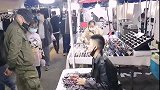 小伙子遇到大爷砍价，小伙子应对太搞笑了，这不会赔本吗