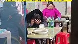 儿子不听话，父亲借着酒劲当众痛哭