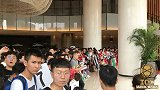 人气太火！众多尤文球迷等候球队抵达 C罗球衣+海报瞩目