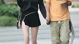 这两个小姐姐身材也太匀称有肉感的了，你更喜欢哪一个
