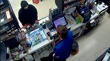 美国一男子蒙面持斧抢劫便利店 见店员掏出枪后默默交斧劫匪下跪