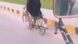 独脚大叔骑车，用拐杖协助流畅地骑行