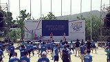 跑步-16年-七彩跑青岛站:火辣美女教练指导选手们进行跑后恢复运动-花絮