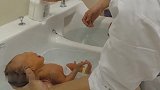 护士指导新手妈妈给宝宝洗澡，宝宝都不给面子全程在哭