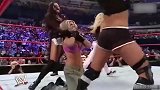 一片混战！WWE女子团体战   这出手也太狠了吧！