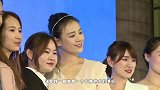 好事将近马思纯带妈妈看房打扮低调身材臃肿，助理搀扶下楼梯