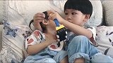 三岁半的哥哥玩玩具，妹妹竟然接二连三的偷亲哥哥，真是太暖了
