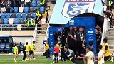 实拍国安主帅蒙哥马利被英博助教锁喉后倒地