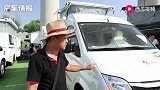 第一次见带升顶的大通房车，20多万能住2人，内部设计挺巧妙