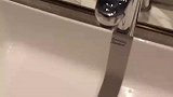 女子出差住酒店，不知道洗手盆该如何蓄水