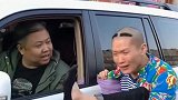大哥打开车窗看到了这一幕，一定要看到最后，真的是太搞笑了！