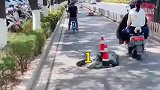 街头非机动车道的井盖上，布满了路障，骑出障碍赛的既视感！