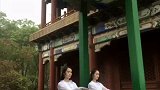 双胞胎美女身穿白色古装长裙，共同跳起一曲“凉凉”，太迷人了！
