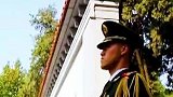 哨兵连续站岗4个小时纹丝不动，下哨的一幕让人心疼！致敬！