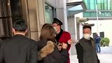 杨幂亮片高领毛衣，杨幂今日活动路透合辑，丸子头，大长腿