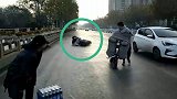 零下4℃还洒水，山东枣庄一路面变"溜冰场"市民接连滑倒