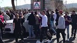 无人能挡的魅力 梅西座驾遭狂热球迷