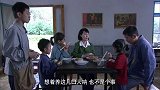 养父：穷大叔带养女下次馆子，却跑出三个小孩，抢走馒头就跑