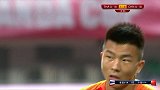 陶强龙任意球直奔死角 皮球击中人墙变线偏出
