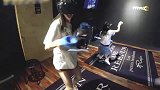 苏芮琪和罗奕佳玩恐怖VR游戏，两人被吓到尖叫不止