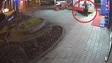 土耳其一商店店主在门口打电话时地面突然塌陷 掉进6米深坑里
