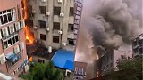 四川射洪一大楼突发火灾：火苗从底楼窜到楼顶