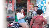 街头整蛊路人，假装用一件内衣和媳妇闹掰，没想到旁边的妹子信了