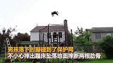 00后小伙与同伴比拼蹦床技术 意外飞出摔断肋骨