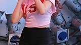 宽松的衣服也没有遮挡住她的好身材。