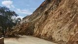 甘肃一山体发生滑坡瞬间阻断道路 滑坡路段封闭4天