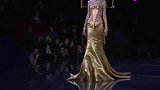 国外艺术时装秀，美女模特儿身披黄金圣衣身材完美