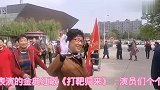 河南灵宝体育馆，一群大妈演绎《打靶归来》，大叔捣乱，场面搞笑
