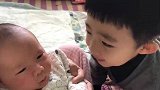 哥哥真的是太爱弟弟了,一见到弟弟就忍不住亲上去,简直太可爱了