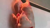 女子买猪脚，摆给孩子看感觉不对劲