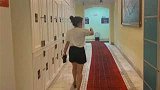 贵州贵阳：女子游泳馆洗澡，陌生男子突然闯入：我不识字